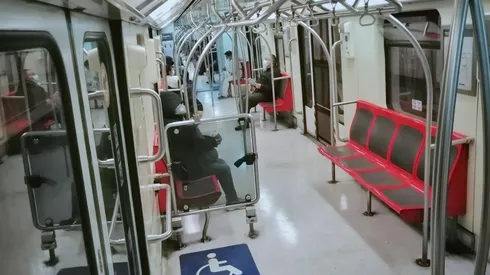 Revisa el horario del tren subterráneo.