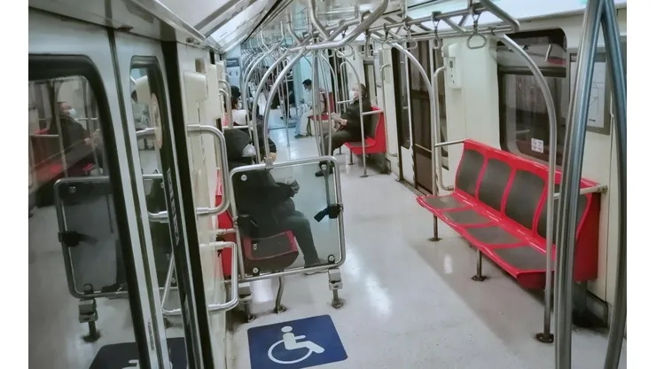 Revisa el horario del tren subterráneo.