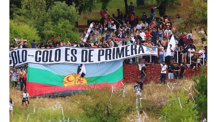 Los hinchas de Colo Colo ocuparon el Cerro Condell en la visita del Cacique a Curicó Unido en 2021
