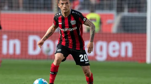 Charles Aránguiz abandonó una práctica del Bayer Leverkusen por molestias físicas, pero se repuso rápidamente y dio una gran asistencia para que su equipo gane 4-2.