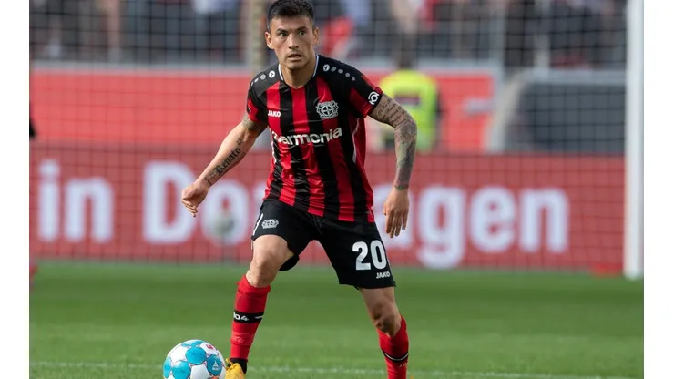 Charles Aránguiz abandonó una práctica del Bayer Leverkusen por molestias físicas, pero se repuso rápidamente y dio una gran asistencia para que su equipo gane 4-2.
