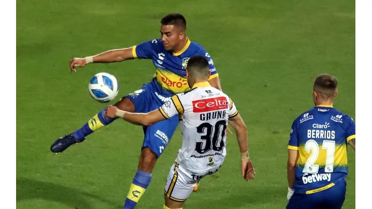 Everton golpeó en el final de cada uno de los tiempos.