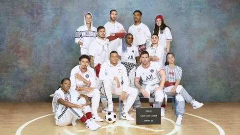 La nueva camiseta fue presentado por miembros de los planteles masculinos y femeninos