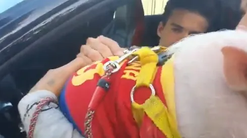 Riqui Puig tuvo que firmar un raro autógrafo a la salida del entrenamiento.