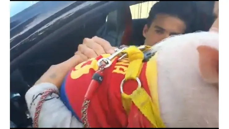 Riqui Puig tuvo que firmar un raro autógrafo a la salida del entrenamiento.