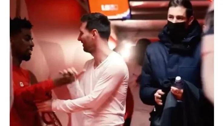 Messi y Ángel Gomes en el camarín
