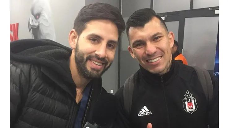 Maks Cárdenas con Gary Medel en uno de sus viajes