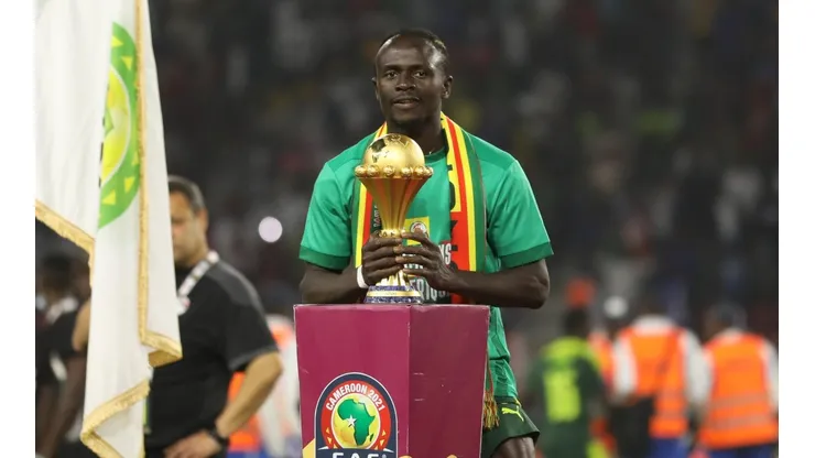 Sadio Mané levantando la Copa Africana de Naciones