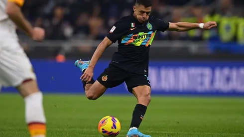 Alexis justo en el momento en que anota su golazo en la Copa Italia