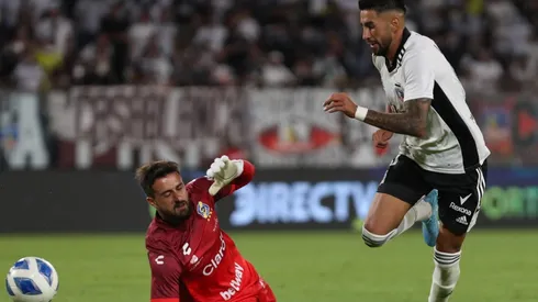 Lucero elude a De Paul para ir directo a marcar su primer gol en Colo Colo