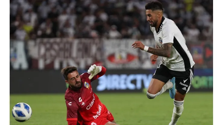 Lucero elude a De Paul para ir directo a marcar su primer gol en Colo Colo