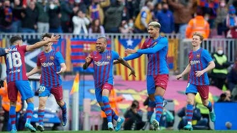 Fiesta en Barcelona: golazo de Jordi Alba y Dani Alves marca emocionado