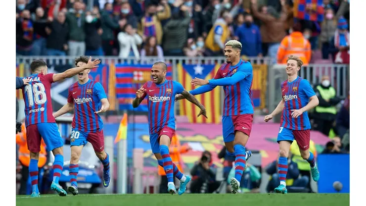 Fiesta en Barcelona: golazo de Jordi Alba y Dani Alves marca emocionado