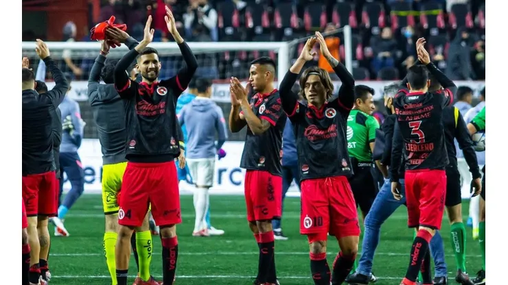 Montecinos festeja ante su público el primer triunfo de Xolos en el torneo