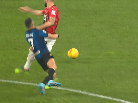 Entrada sobre Alexis es ignorada por el árbitro y es gol de Milan