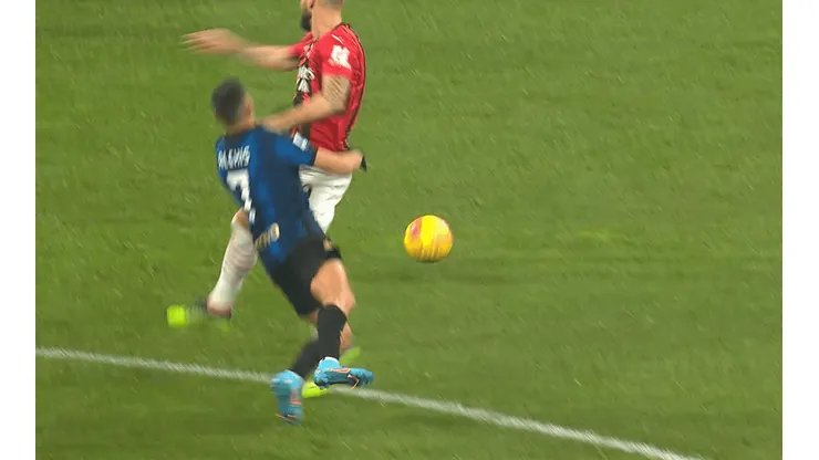 La dura entrada de Olivier Giroud sobre Alexis Sáchez.