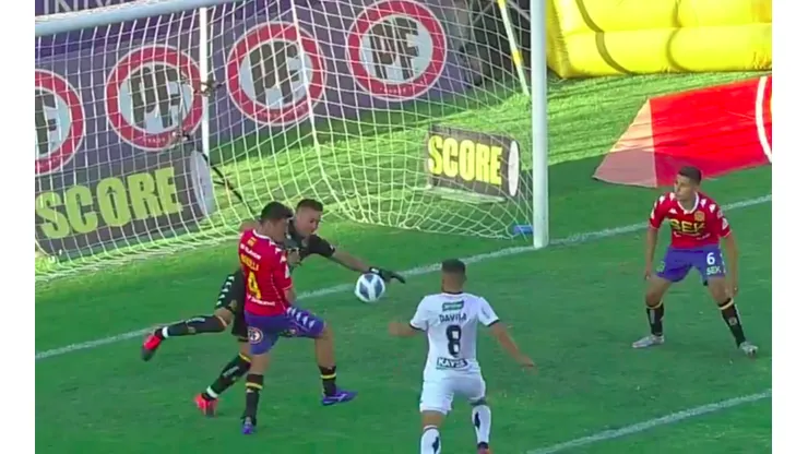 El portero de Unión Española chocó con Nicolás Mancilla y se la dejó servida a Misael Dávila para poner el 1-1 en el estadio Santa Laura.