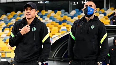 Alexis Sánchez y Arturo Vidal parten en la banca del Inter por el derbi contra Milan.