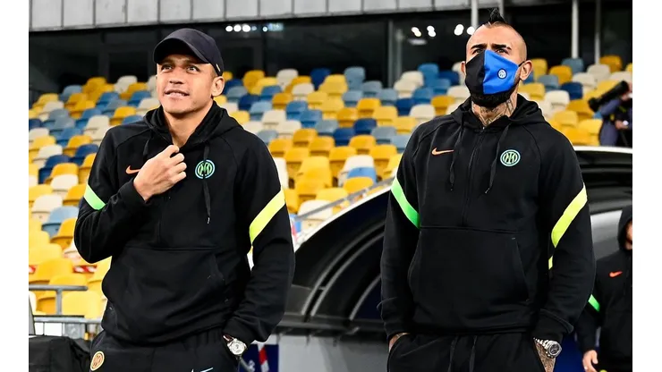 Alexis Sánchez y Arturo Vidal parten en la banca del Inter por el derbi contra Milan.