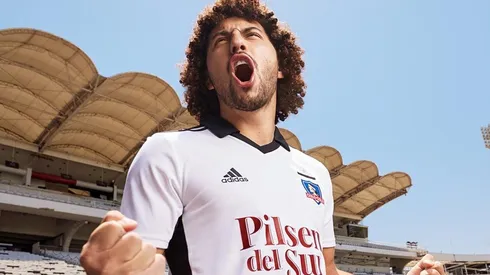 Peluca Falcón posa con la camiseta de Colo Colo