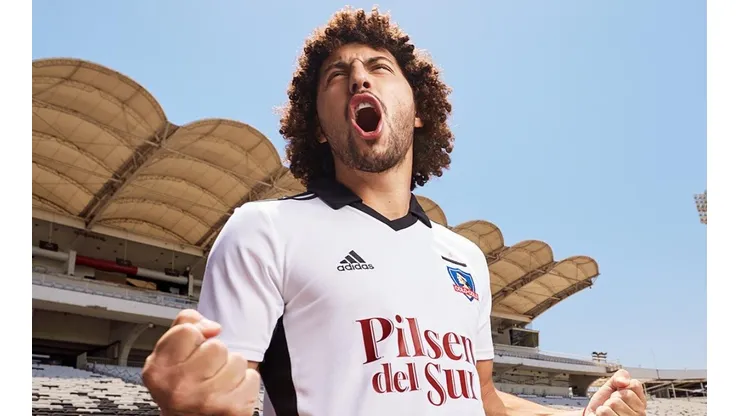Peluca Falcón posa con la camiseta de Colo Colo