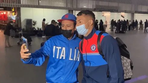 Iván Morales fue recibido por fanáticos de Cruz Azul en su llegada a México.