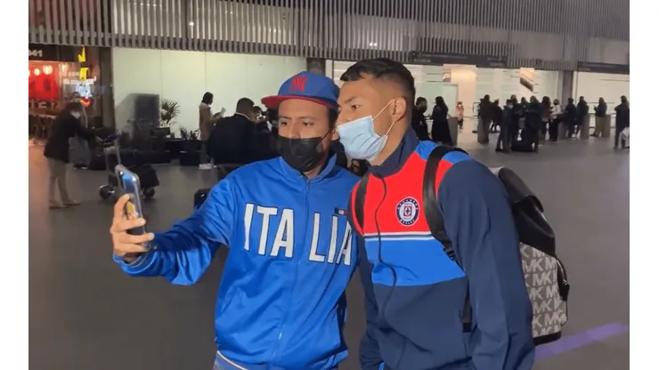 Iván Morales fue recibido por fanáticos de Cruz Azul en su llegada a México.