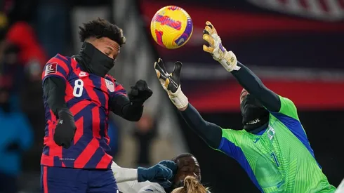 Los jugadores de ambos equipos se abrigaron mucho para disputar el partido