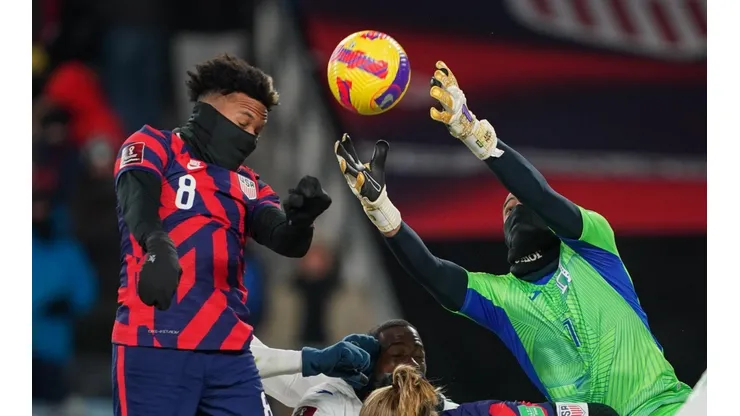 Los jugadores de ambos equipos se abrigaron mucho para disputar el partido