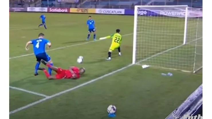 El gol de nuca de Hutchinson