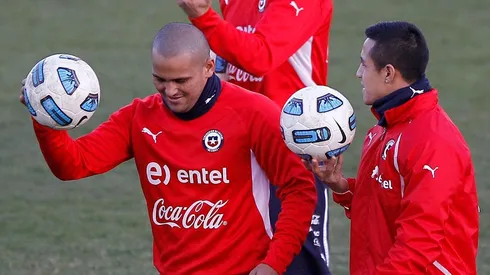 Humberto Suazo le dio consejos a Alexis Sánchez antes del triunfo de Chile contra Bolivia.