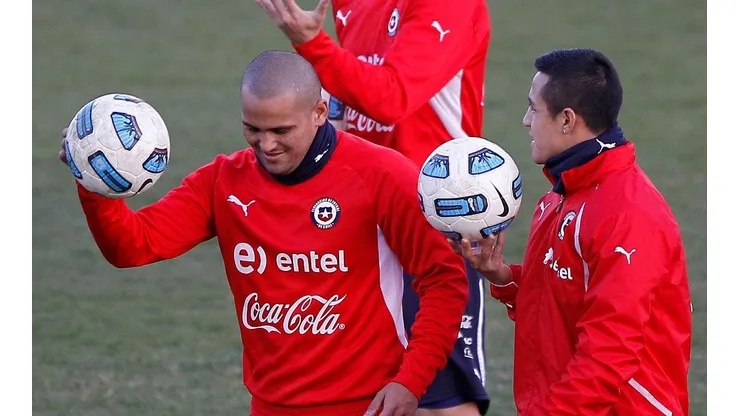 Humberto Suazo le dio consejos a Alexis Sánchez antes del triunfo de Chile contra Bolivia.