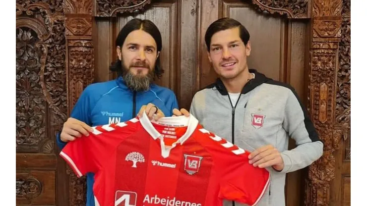 Miiko Albornoz con la nueva camiseta de su club en Dinamarca.