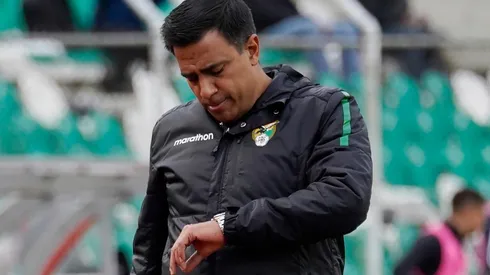 Insultos y proyectiles para César Farías en Bolivia tras la derrota contra Chile.