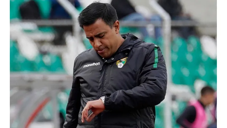 Insultos y proyectiles para César Farías en Bolivia tras la derrota contra Chile.