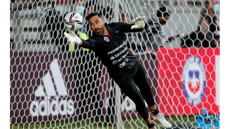 Claudio Bravo se marchó lesionado en su último partido con Chile.