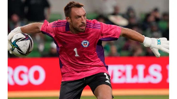Sebastián Pérez es la carta de Chile ante la lesión de Claudio Bravo y la suspensión de Brayan Cortés
