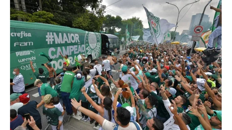 Los hinchas fueron a despedir a la delegación del Palmeiras que viajó a Emiratos Árabes