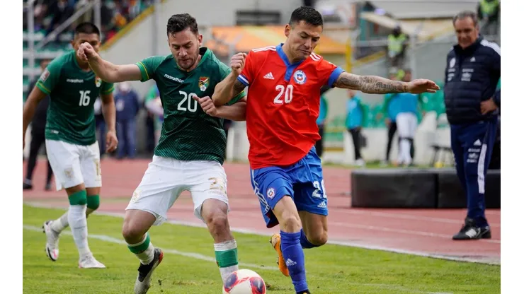 Charles Aránguiz jugó un duro partido