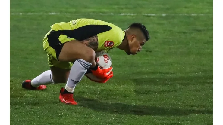Brayan Cortés se jugó un partidazo ante Bolivia y gana bonos como el arquero de Chile