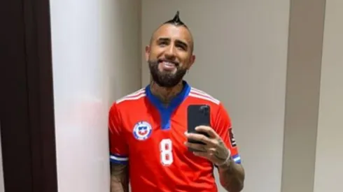 Vidal celebra eufórico y felicita a sus compañeros de la Roja