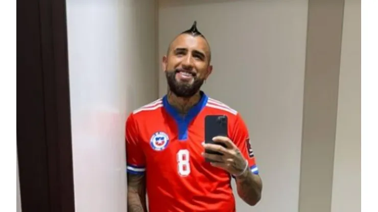 Vidal celebra eufórico y felicita a sus compañeros de la Roja