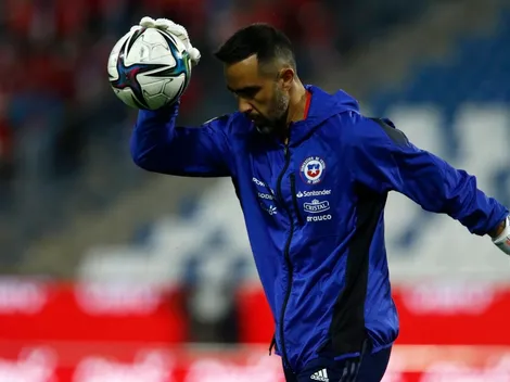 ¡Insólito! Hinchas revientan a Bravo: "Aprende de Brayan Cortés"