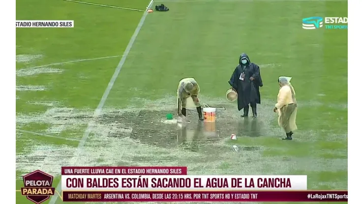 Los trabajadores del estadio trabajan en poder despejar las zonas afectadas