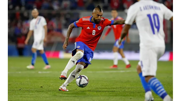 Arturo Vidal arengó a la Roja desde Italia para su "final" ante Bolivia