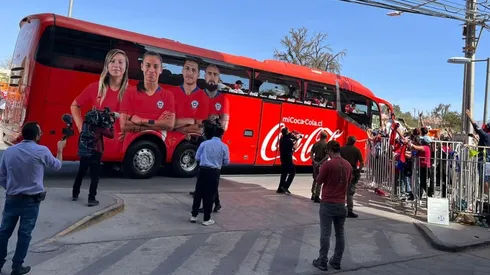 El bus de la Roja camino al aeropuerto