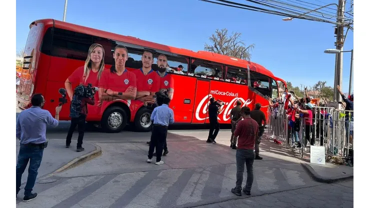 El bus de la Roja camino al aeropuerto