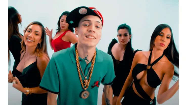 Marcianeke en el video de Waka Waka.