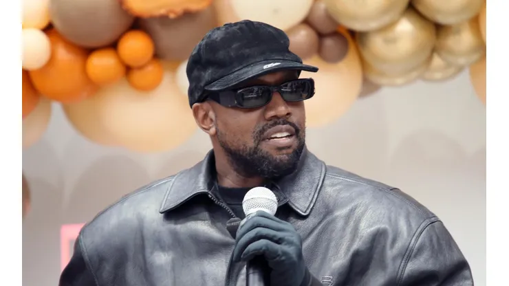 Kanye West enfrenta algo similar a lo de Novak Djokovic.