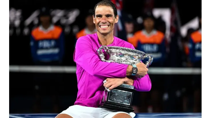 Rafa Nadal feliz con su copa en Australia